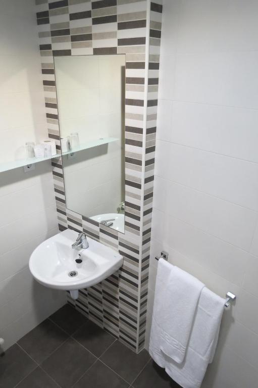 Single Room with Private Bathroom,63286948:JPEG