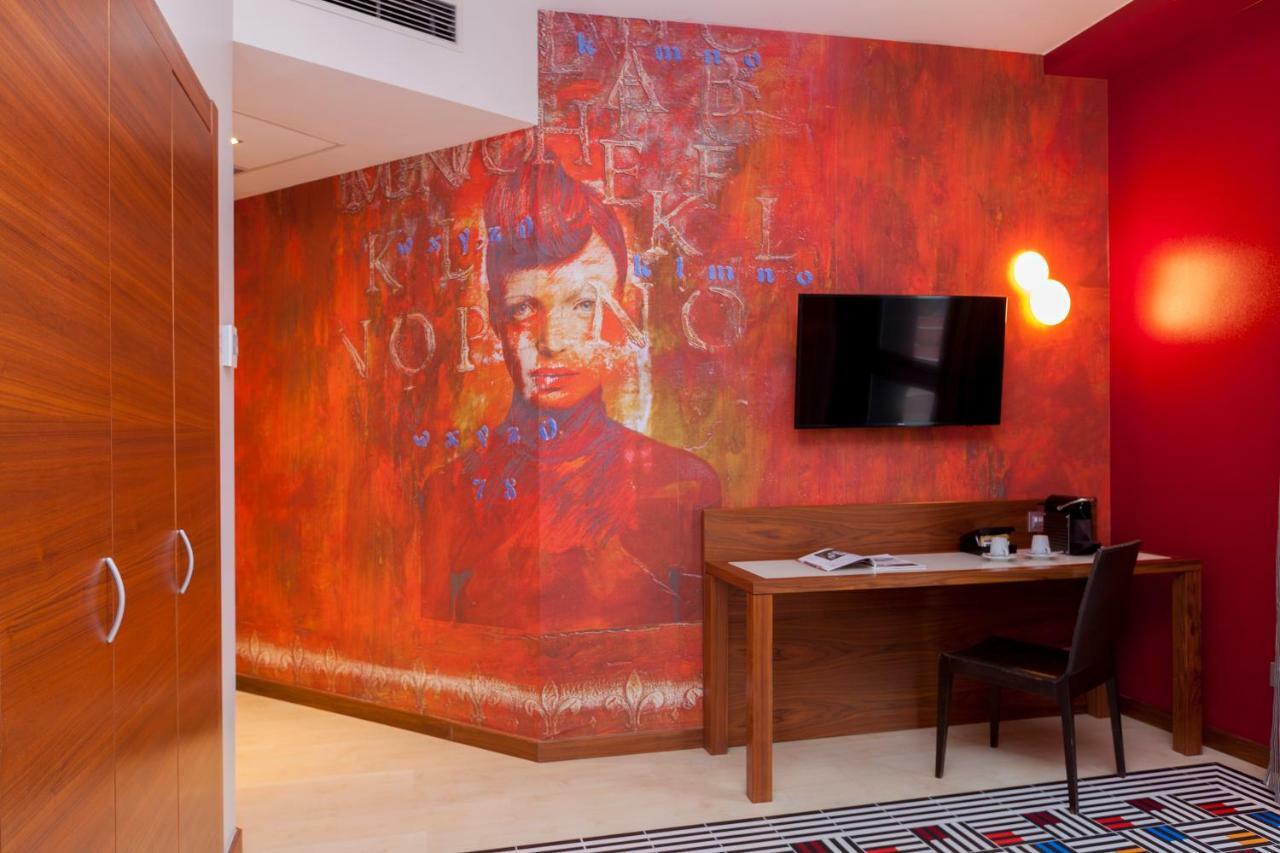 Habitación de estilo urbano con cama extragrande